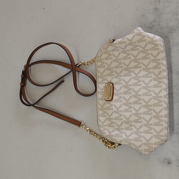 Michael Kors Handbags - Michael kors white dome crossbody bag guc